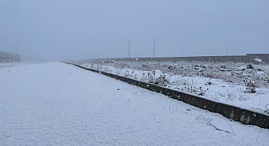 Diyarbakır'da yüksek kesimlere mevsimin ilk karı yağdı