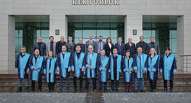 Doçent olarak atanan akademisyenler cübbelerini giydi