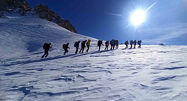 Doğa severler 3 bin 100 rakımlı Kelespi Dağı'na tırmandı