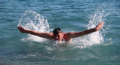 Doğuda kar esareti, Antalya'da 20 derecede deniz keyfi