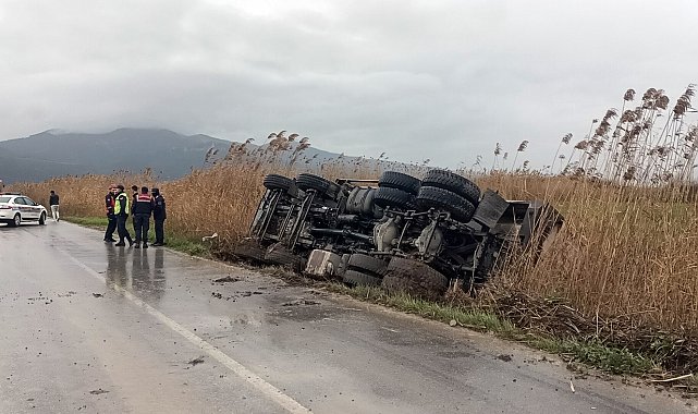 Dolgu malzemesi yüklü kamyon sulama kanalına devrildi: 1 yaralı