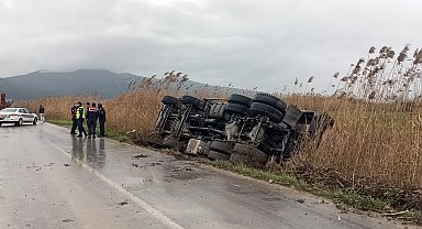 Dolgu malzemesi yüklü kamyon sulama kanalına devrildi: 1 yaralı