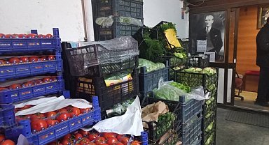 Donan ürünler çöpe atıldı, kalanlar battaniyelerle korunmaya çalışılıyor