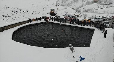 Dondurucu havada buz gibi suya girdiler