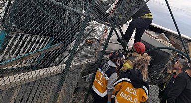 Dondurulmuş tavuk yüklü tır devrildi, sürücü 2 saatte kurtarıldı