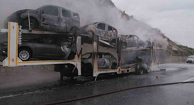 Dorsesinde 8 sıfır otomobilin bulunduğu tır yandı