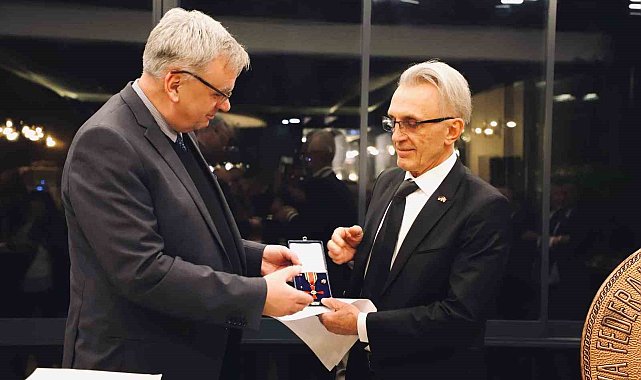 Dr. İhsan Alioğlu'na Almanya Federal Cumhuriyeti Liyakat Nişanı verildi
