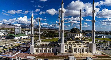 Dr. Suat Günsel Camii, Yakın Doğu Üniversitesi kampüsünde gerçekleştirilen görkemli bir törenle açıldı