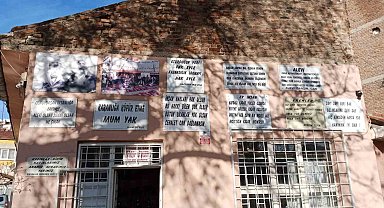 Dükkânının duvarına astığı güzel sözler görenlerin beğenisini kazandı
