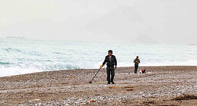 Dünyaca ünlü sahilde, tatilcilerin yerini defineciler aldı