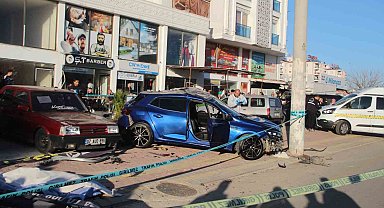 Durağa dalan otomobil, yaşlı çifti hayattan kopardı