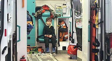 Düzce'de feci kaza: Otomobil bariyerlere saplandı, 8 kişi yaralandı
