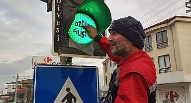 Düzce'de trafik ışıkları 'Özgür Filistin' yazıları ile donatıldı