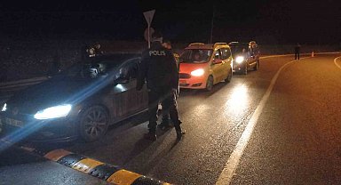 Edirne'de araçlar didik didik arandı
