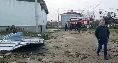 Edirne'de hortum çatıları uçurdu, ağaç ve direkleri devirdi