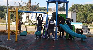Efeler'de parklar yenileniyor