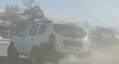 Egzozu arızalı otomobil sürücüleri zor durumda bıraktı