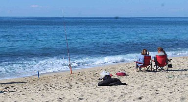 Eksi 20'den artı 20 dereceye gelen turistler Alanya'da denizden çıkmadı