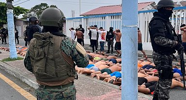 Ekvador'da hastaneyi basan çete üyeleri yarı çıplak gözaltına alındı