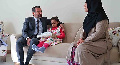 Elazığ depreminin simgesi Yüsra ve ailesine Başkan Şerifoğulları sahip çıktı