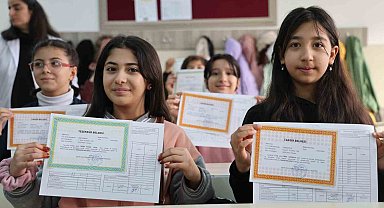 Elazığ'da 133 bin öğrenci karne heyecanı yaşadı