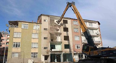 Elazığ'da depremde ağır hasar alan 3 katlı binaların yıkımı tamamlandı