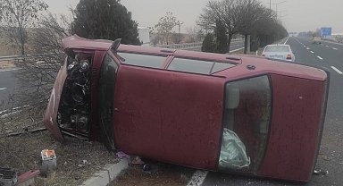 Elazığ'da otomobil yan yattı: 4 yaralı