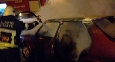 Elazığ'da park halindeki otomobil yandı: Araçtaki şahsı itfaiye kurtardı