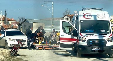 Elektrikli bisiklet park halindeki otomobile çarptı
