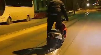Elektrikli bisikletleriyle kıvılcımlar çıkartıp riskli hareketler yaptılar