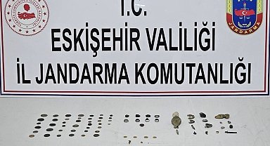 Elinde bulundurduğu 74 parça tarihi eseri satmak isterken suçüstü yakalandı