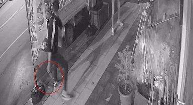 Ellerinde bıçakla geldiler, iş yeri reklam afişini parçalayıp yollarına devam ettiler