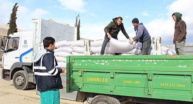 Elmalı'da 7 üreticiye 210 çuval yem desteği sağlandı