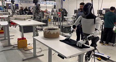 Elon Musk, şirketinin geliştirdiği insansı robotun tişört katladığı anları paylaştı
