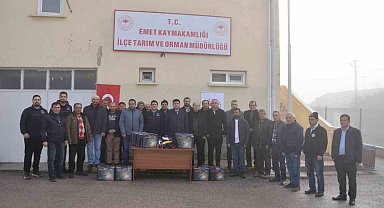 Emet'te koyun ve keçi sahibi 18 üreticiye koyun kırkım makinesi dağıtıldı