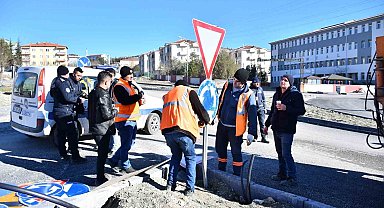 Emet'te uyarı ve trafik tabelalarının montaj çalışmaları sürüyor