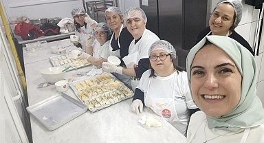 Engelli bireyler mutfakta börek açtı