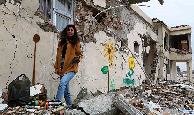 Enkaz kentin duvarları kadın eliyle renklendi