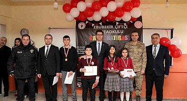 Erciş Kaymakamı Karaloğlu, öğrencilerin karne sevincine ortak oldu
