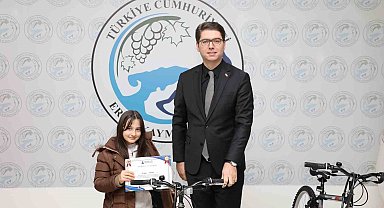 Erciş'te kitap okuma yarışmasında dereceye girenlere ödülleri verildi
