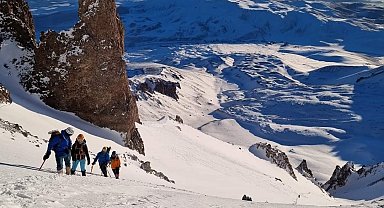 Erciyes'in zirvesinde Van Gölü'ne dikkat çektiler