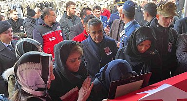 Erdek, denizci şehidine ağladı