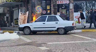 Erdek'te alev alan Tofaş otomobili esnaf söndürdü