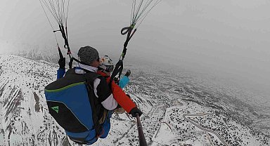 Ergan Dağı'nda adrenalin dolu 'göl manzaralı' yamaç paraşütü
