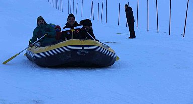 Ergan Kayak Merkezinde kar raftingi renkli görüntüler oluşturdu