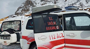 Eruh'ta kardan mahsur kalan hasta çift, sağlık ekiplerine teslim edildi