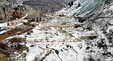 Erzincan'da dereler buz tuttu