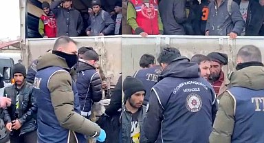 Erzincan'da kamyon kasasında 99 kaçak göçmen yakalandı
