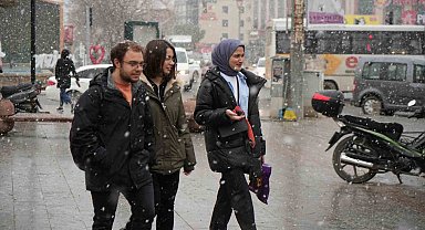 Erzincan'da kar yağışı vatandaşları sevindirdi