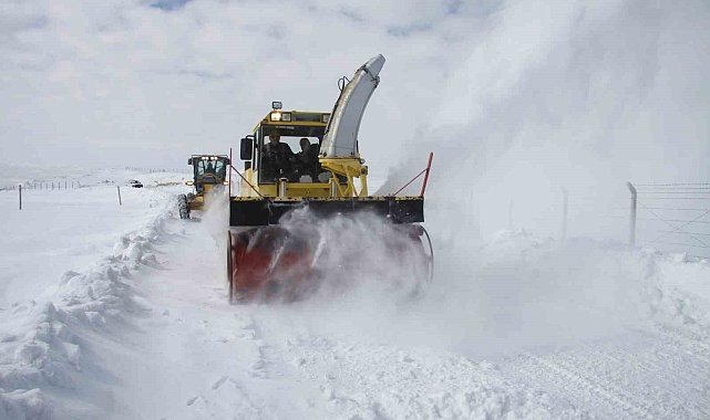 Erzincan'da kardan kapanan 375 köy yolu ulaşıma açıldı